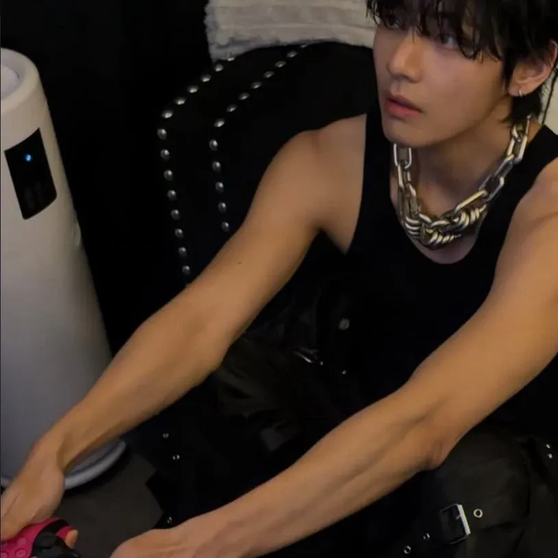 Latest photo of V (BTS)