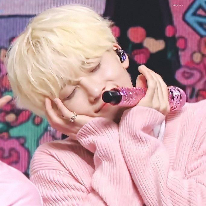 A moment captured by Jeonghan (SEVENTEEN)'s fan
