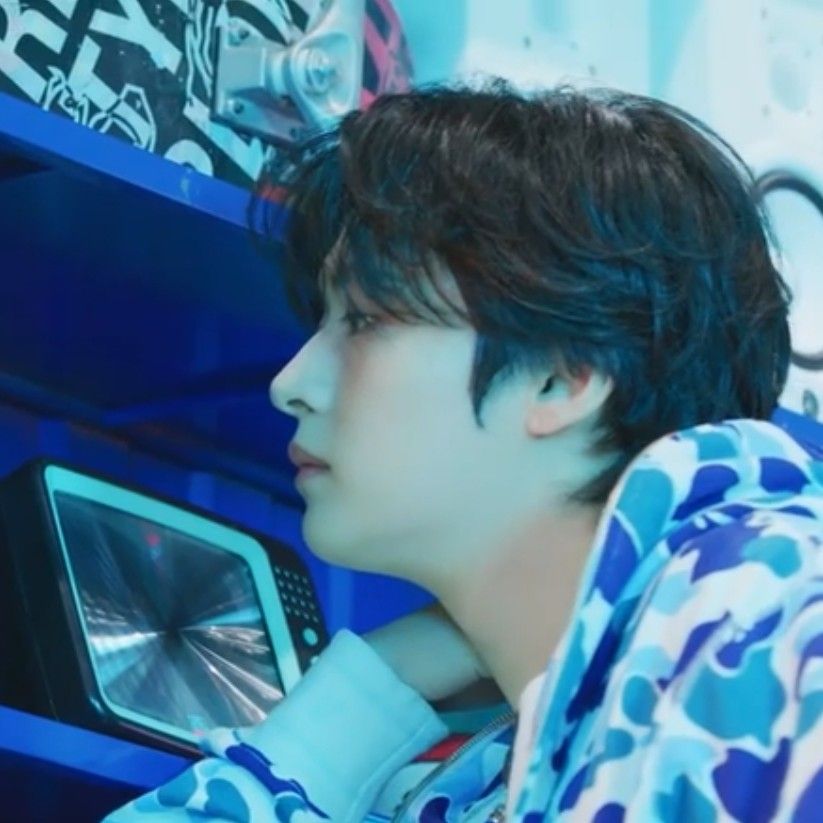 Behind-the-scenes cut of Lee Know (Stray Kids)