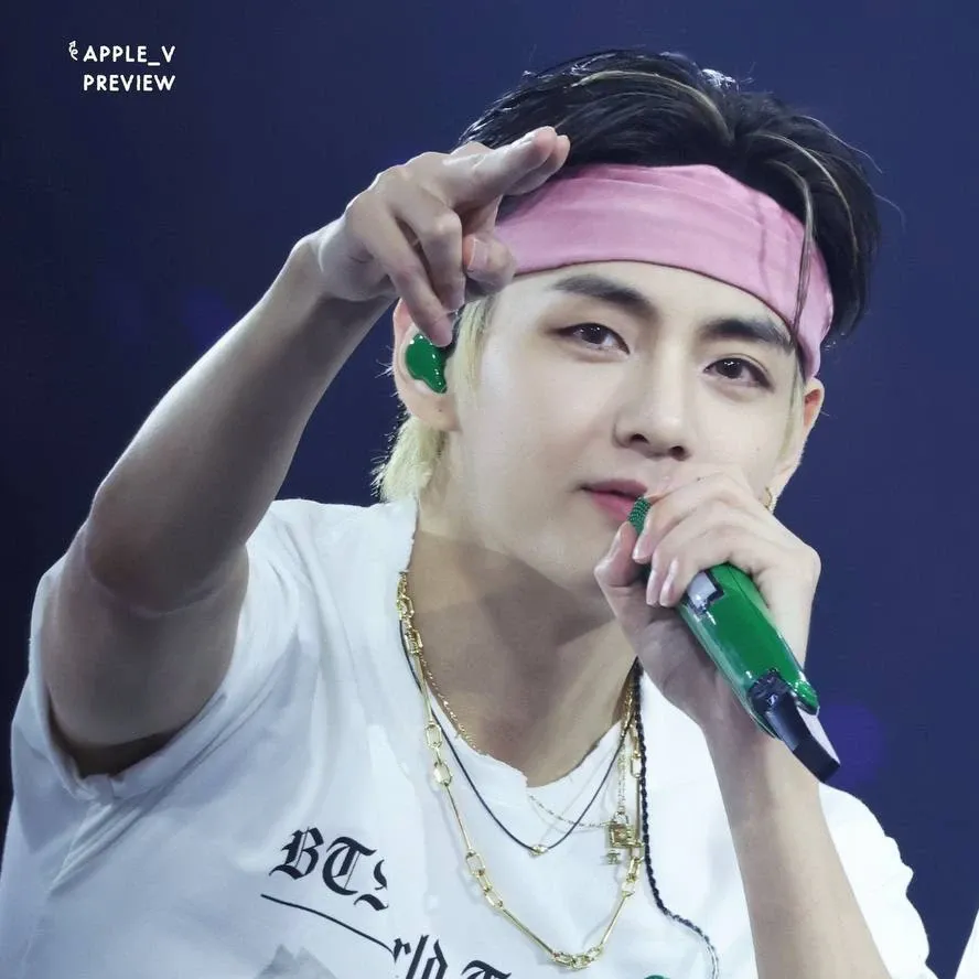 뷔 (방탄소년단)의 최신 사진
