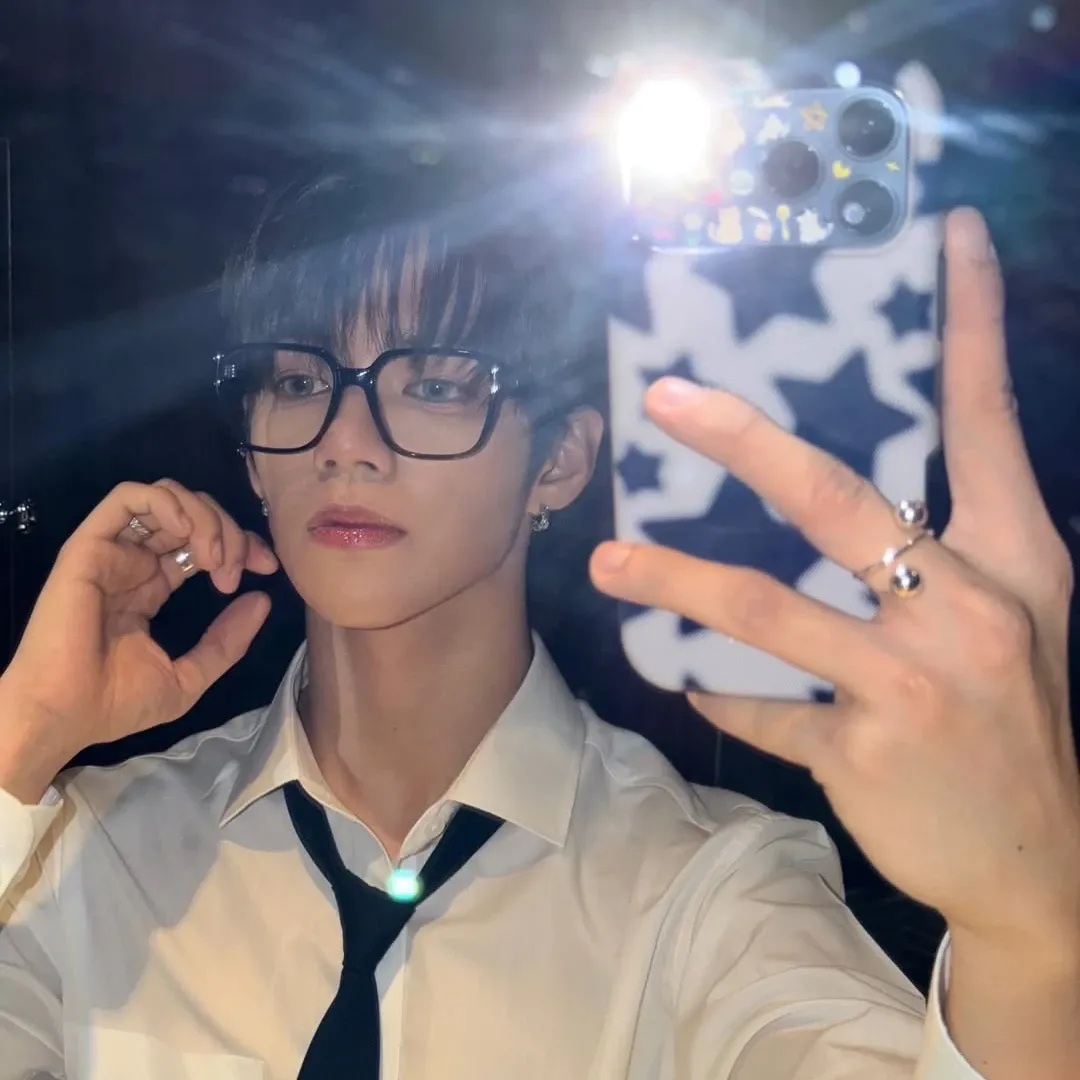 A moment captured by JL (AHOF)'s fan