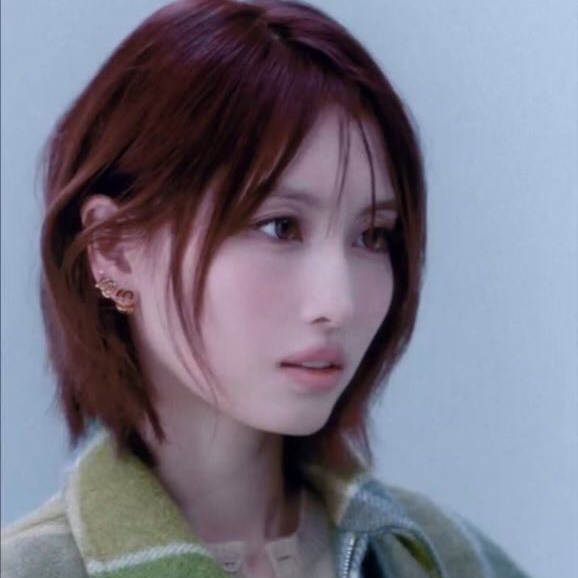 Behind-the-scenes cut of Momo (TWICE)