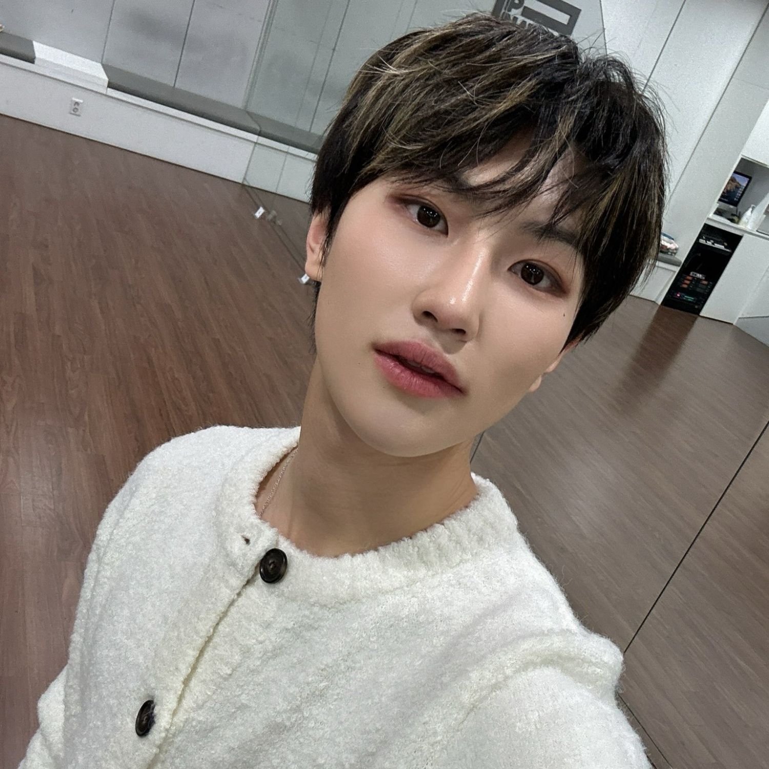 Behind-the-scenes cut of Taehun (TNX)