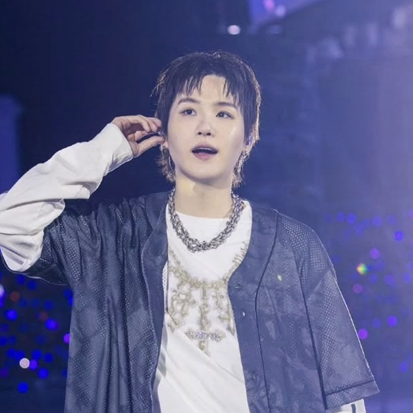 Foto aktivitas terbaru SUGA (BTS)