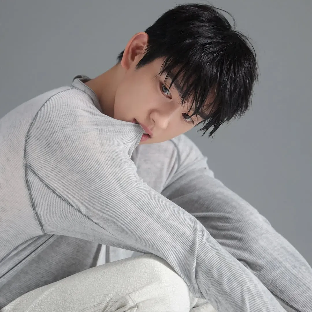 Latest photo of Jinyoung (GOT7)