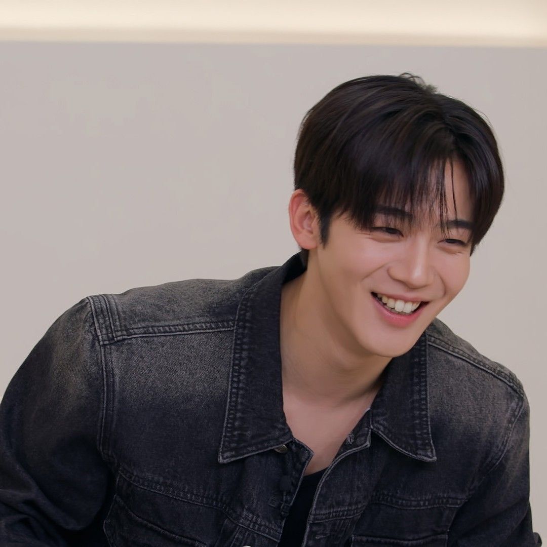 A moment captured by Kim Yohan (WEi)'s fan