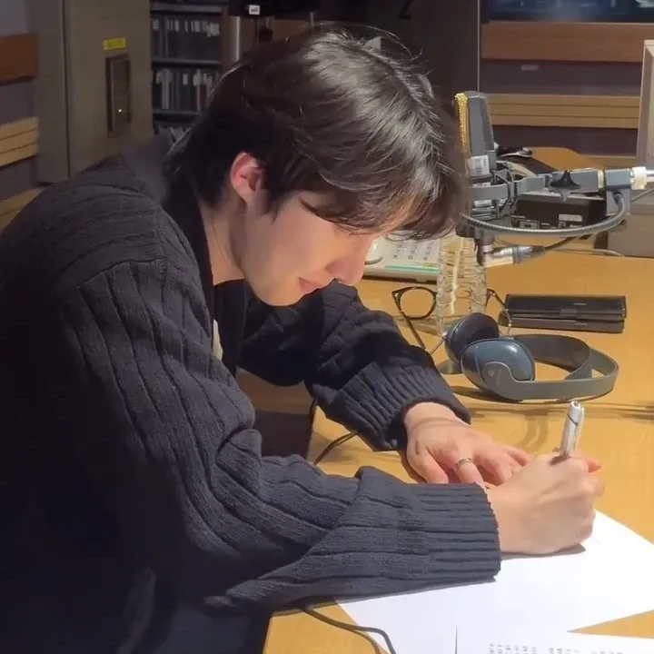 A moment captured by Hui (PENTAGON)'s fan