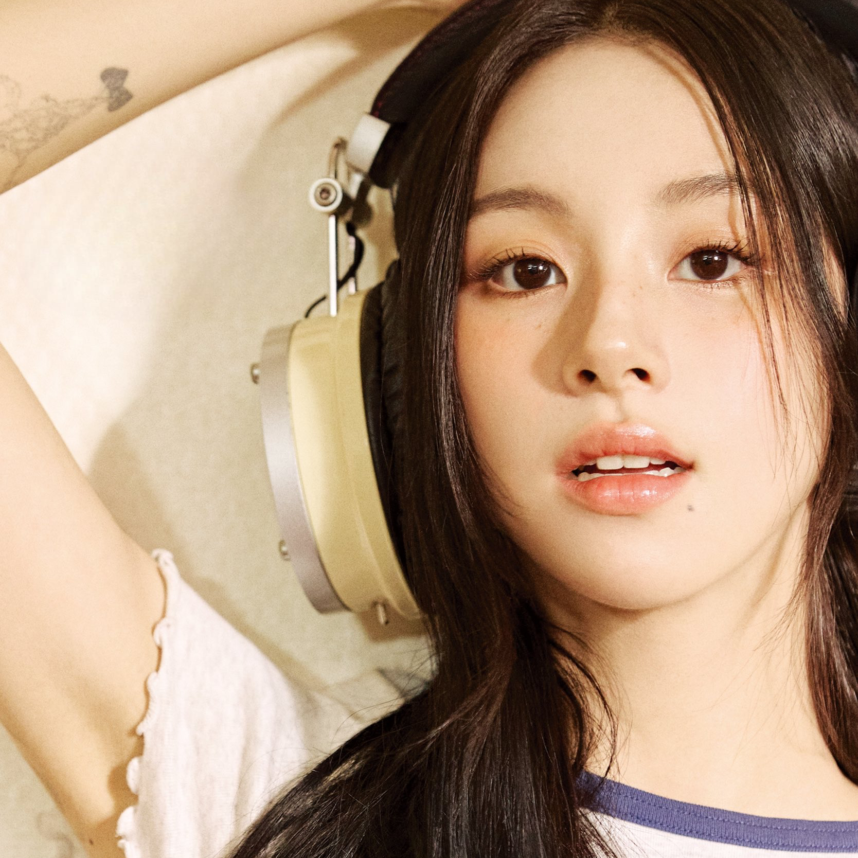 Behind-the-scenes cut of Chaeyoung (TWICE)