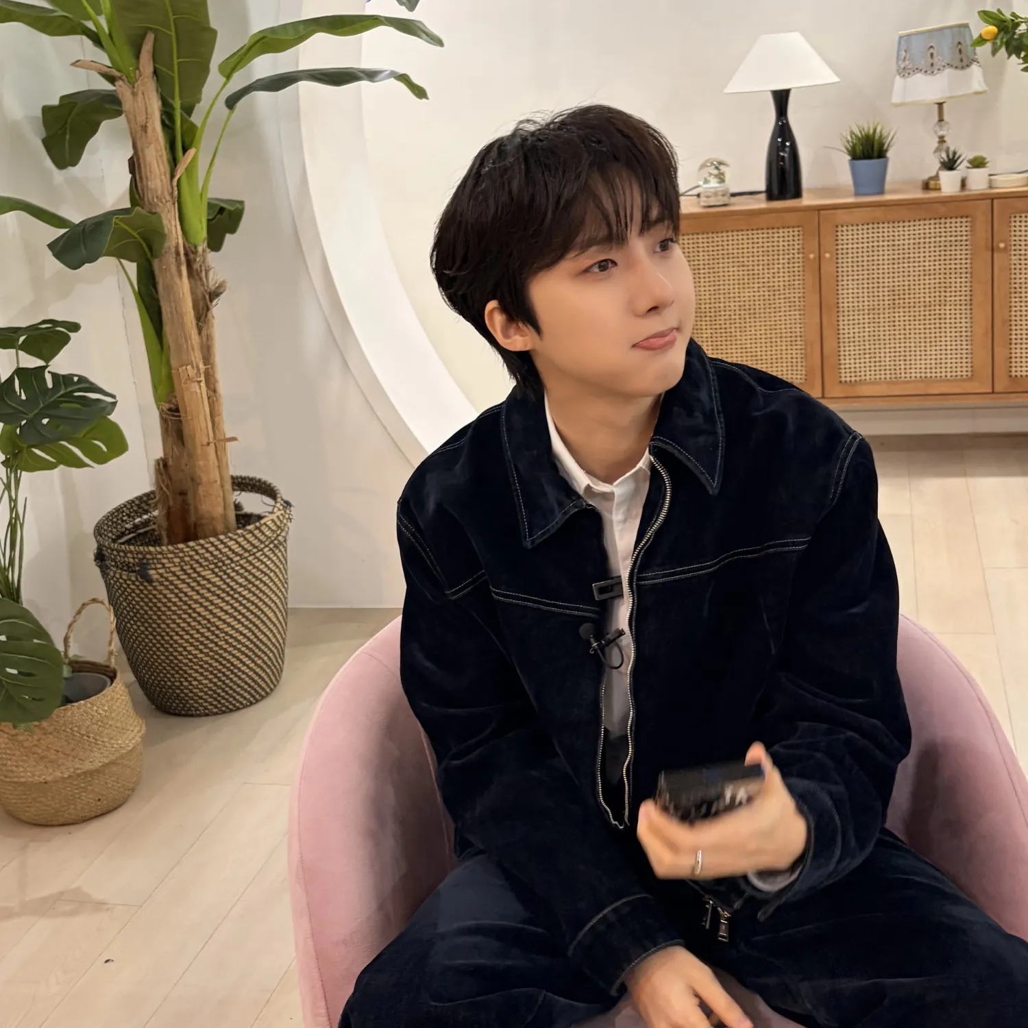 A moment captured by Hui (PENTAGON)'s fan