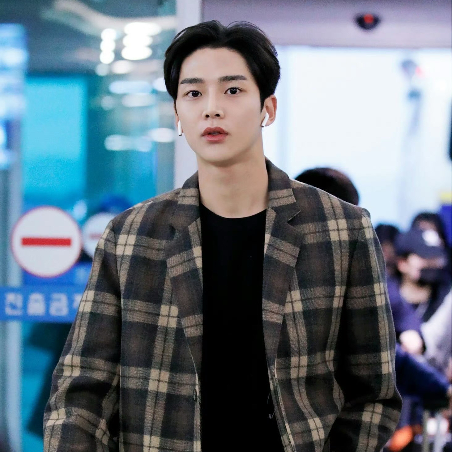 로운의 최신 사진