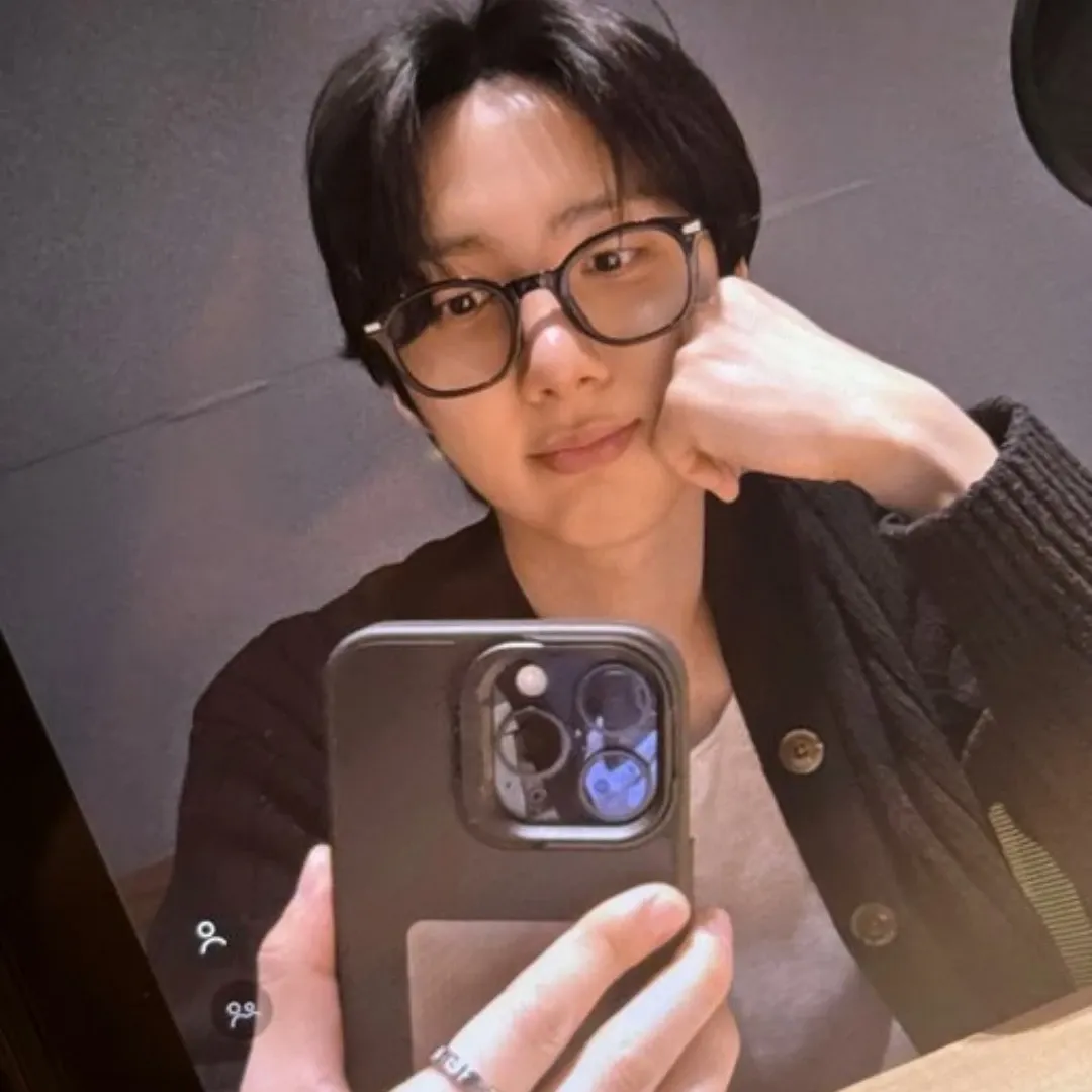 A moment captured by Hui (PENTAGON)'s fan