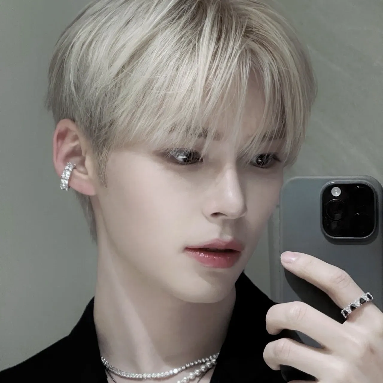 Recent activity shot of Sung Hanbin (ZEROBASEONE)