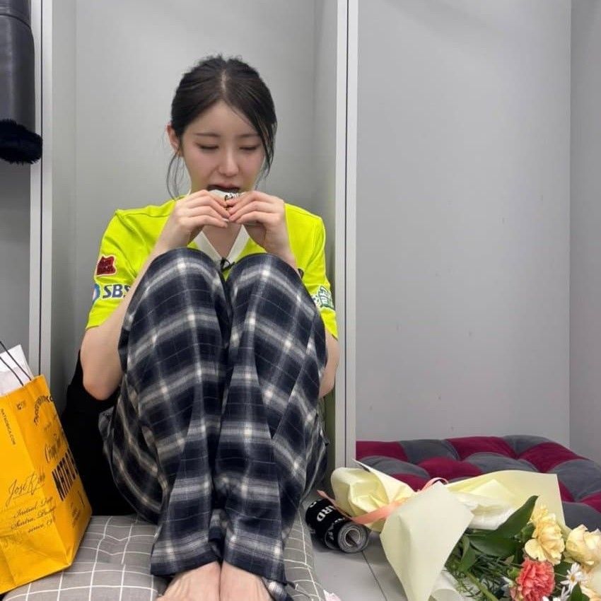 A moment captured by Lee Chaeyeon's fan