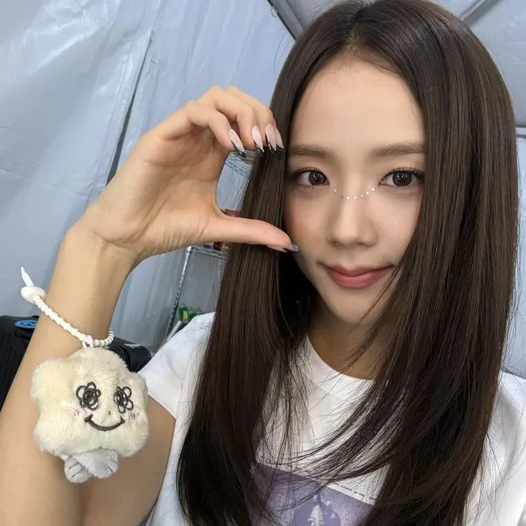 Foto aktivitas terbaru Jisoo (BLACKPINK)