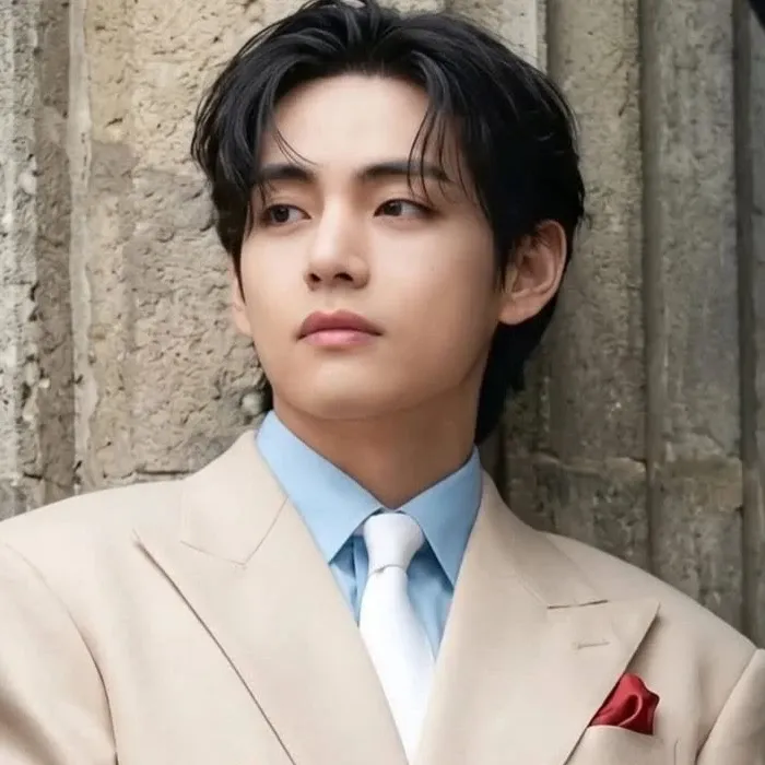뷔 (방탄소년단)의 최신 사진