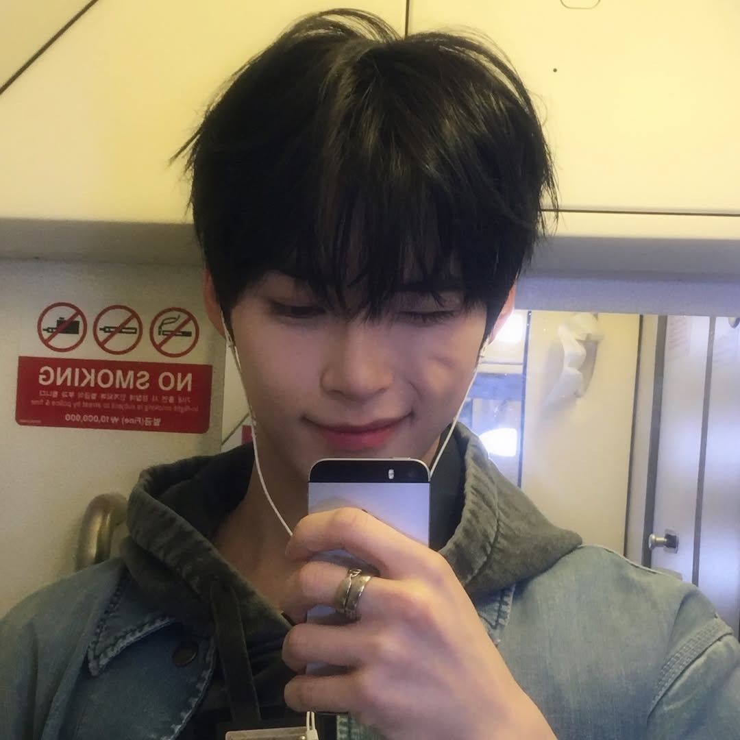 Recent activity shot of Sung Hanbin (ZEROBASEONE)