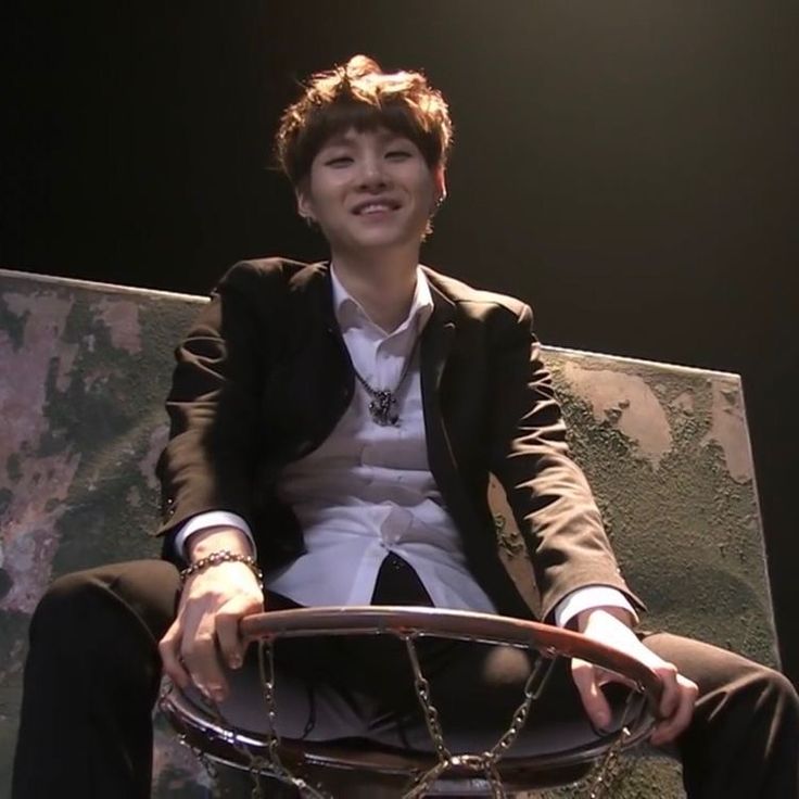 Foto aktivitas terbaru SUGA (BTS)