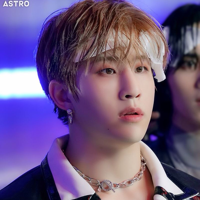Behind-the-scenes cut of Jinjin (ASTRO)