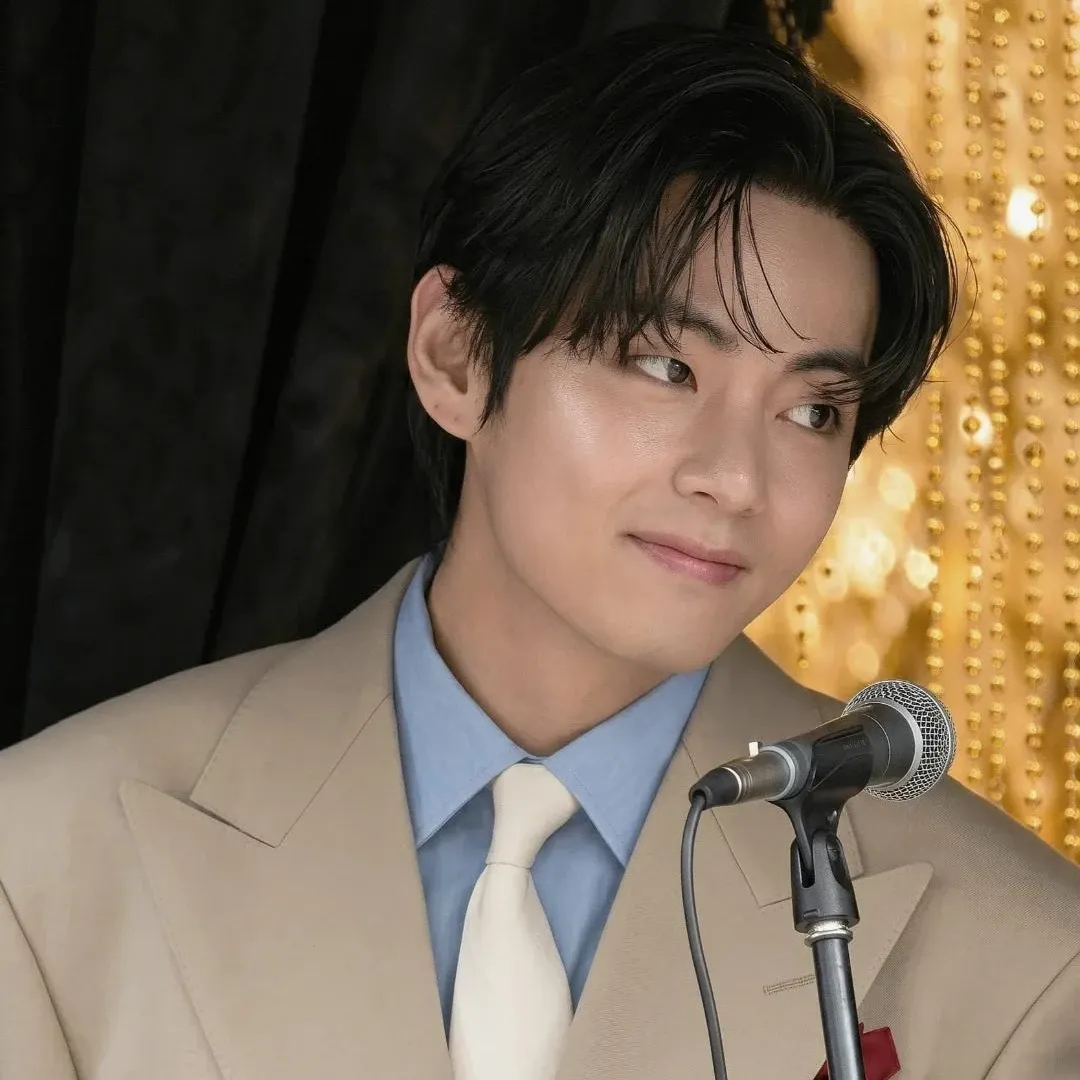 Behind-the-scenes cut of V (BTS)