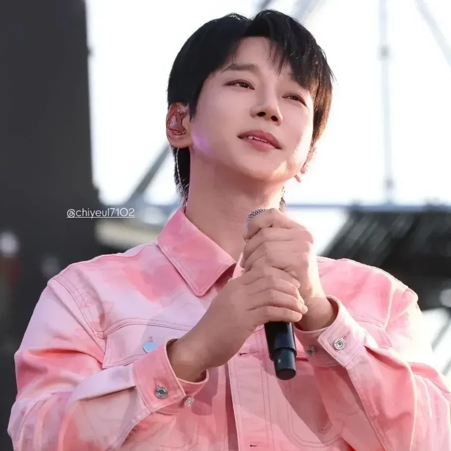 A moment captured by Hwang Chiyeol's fan