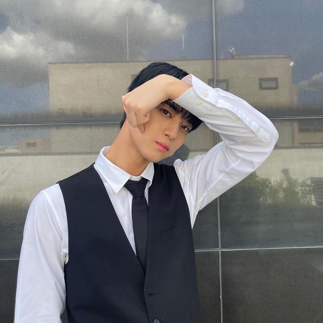 Behind-the-scenes cut of Bae Jinyoung