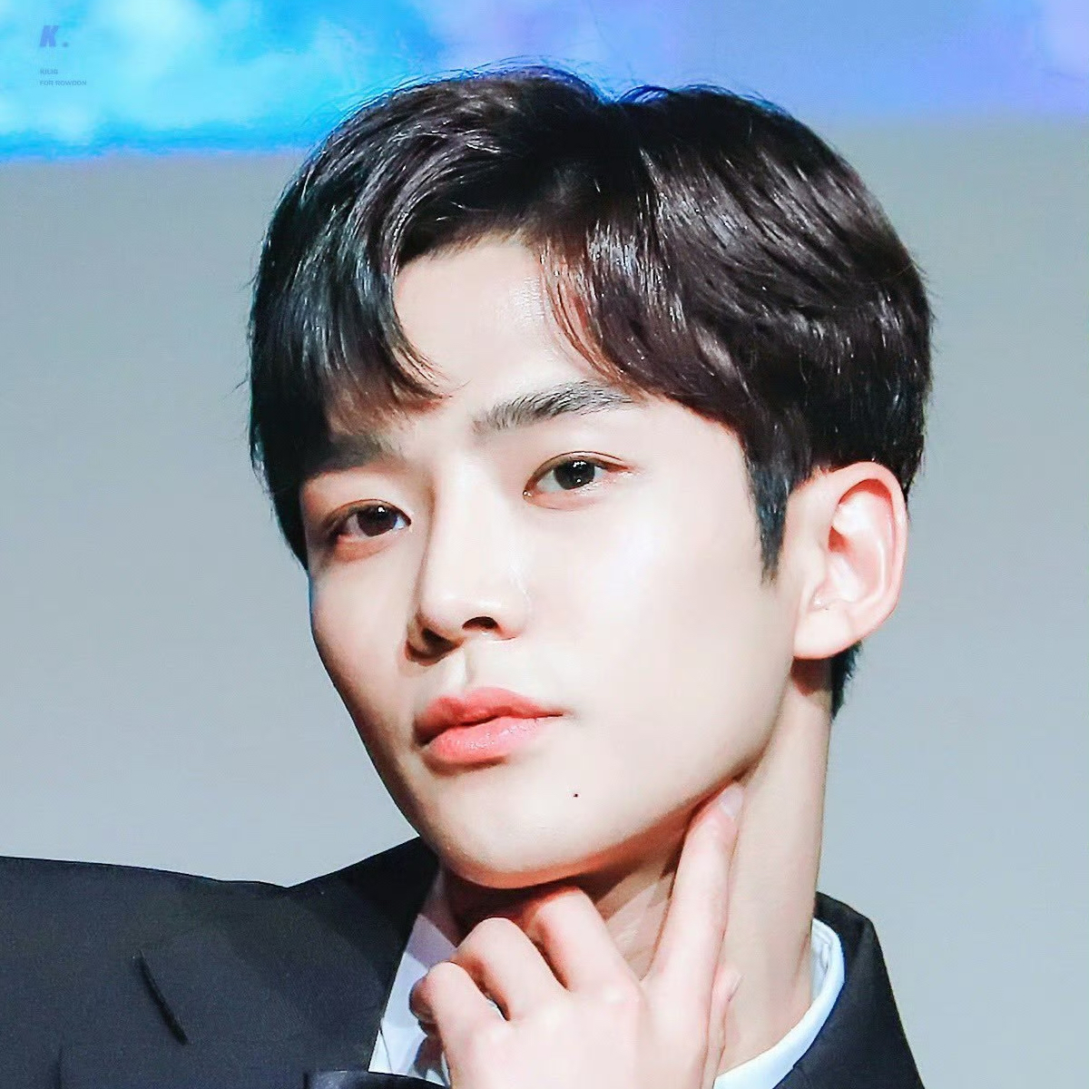 로운의 비하인드 컷