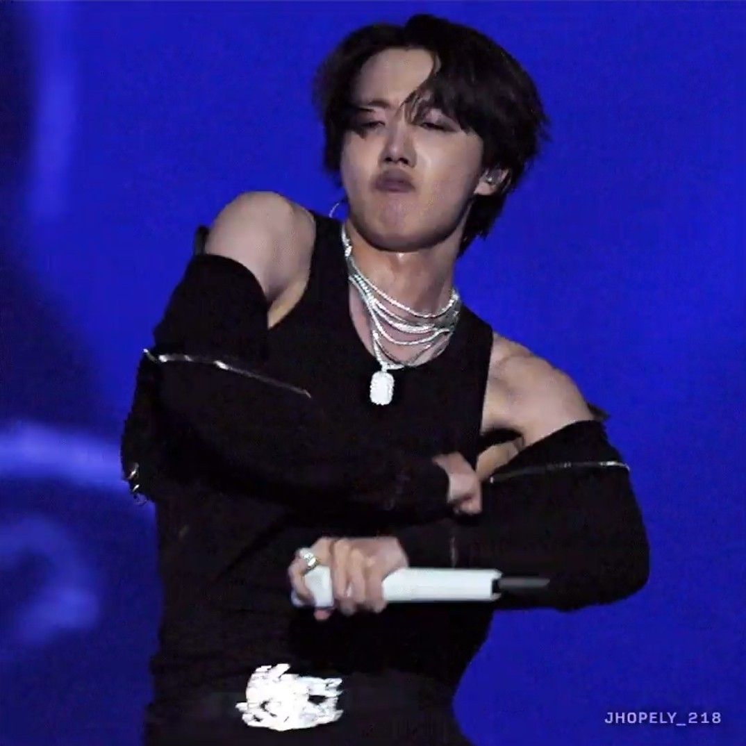 제이홉 (방탄소년단)의 최신 사진