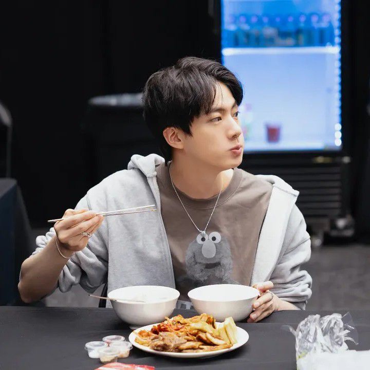 Momen yang diabadikan oleh penggemar Jin (BTS)
