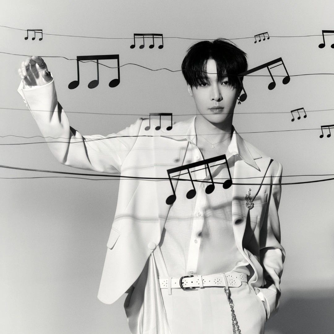 Behind-the-scenes cut of Lay (EXO)