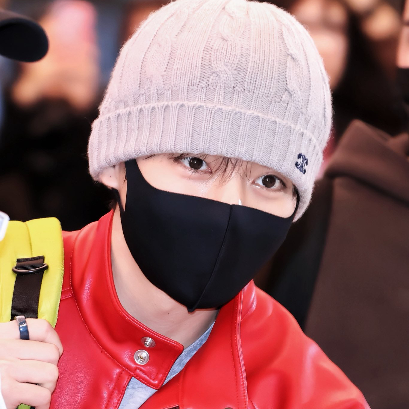 Behind-the-scenes cut of V (BTS)