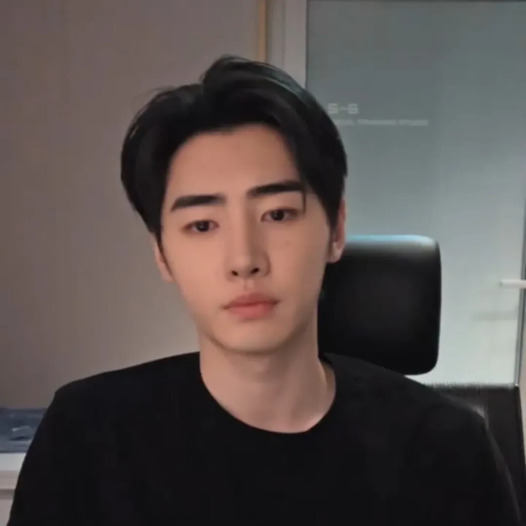 Foto terbaru Sunghoon (ENHYPEN)