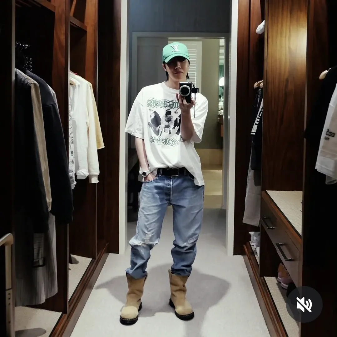 Foto aktivitas terbaru j-hope (BTS)