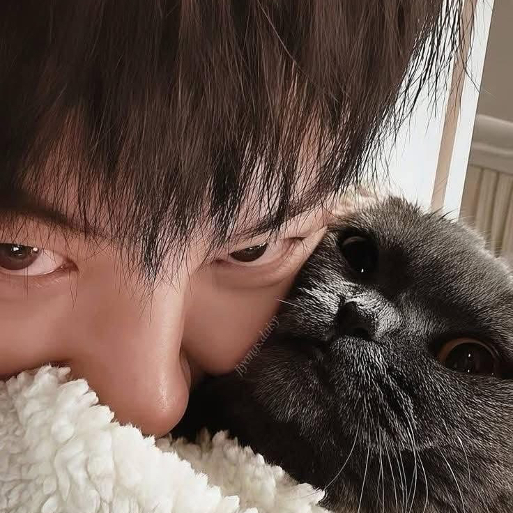 Recent activity shot of G-DRAGON (BIGBANG)