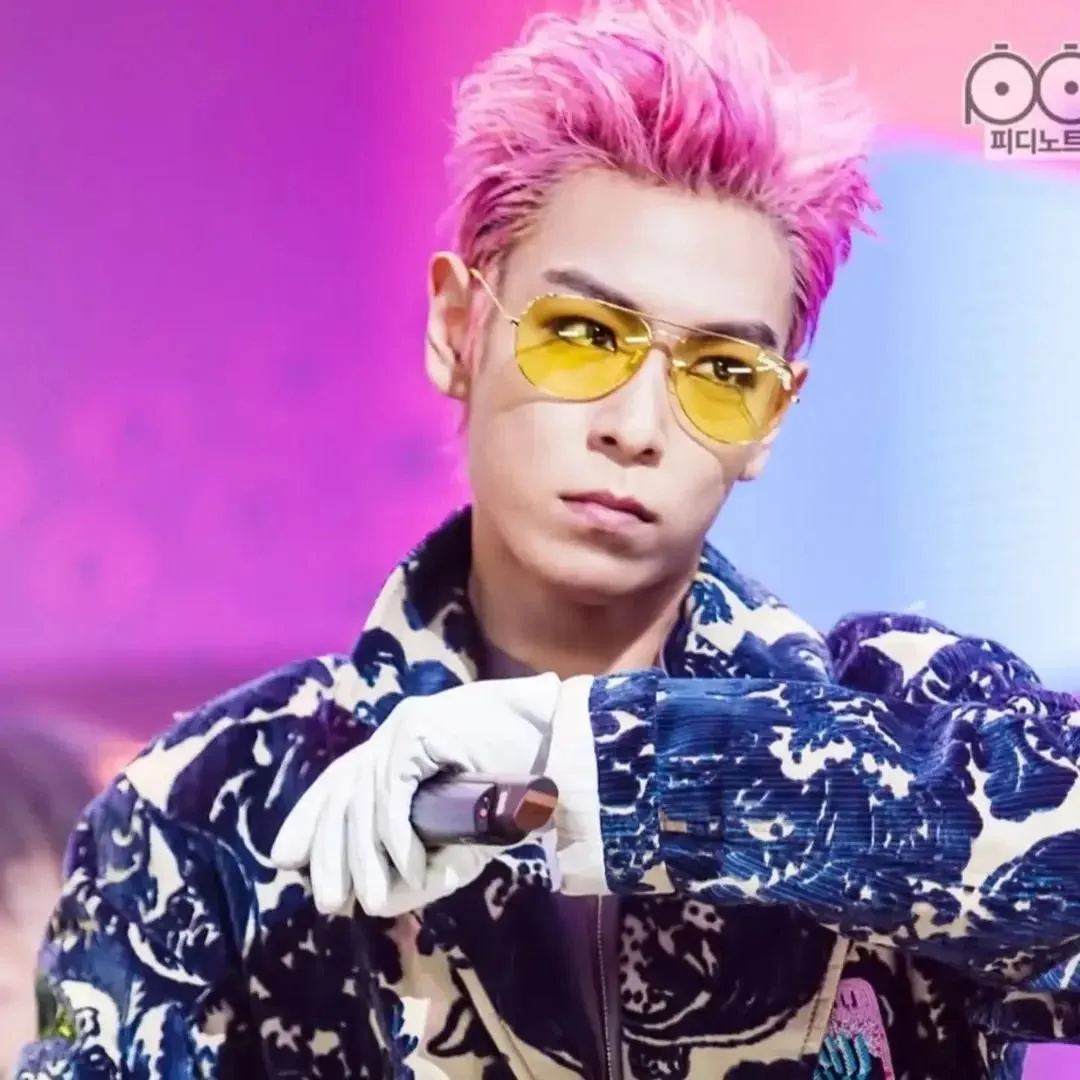 A moment captured by T.O.P's fan