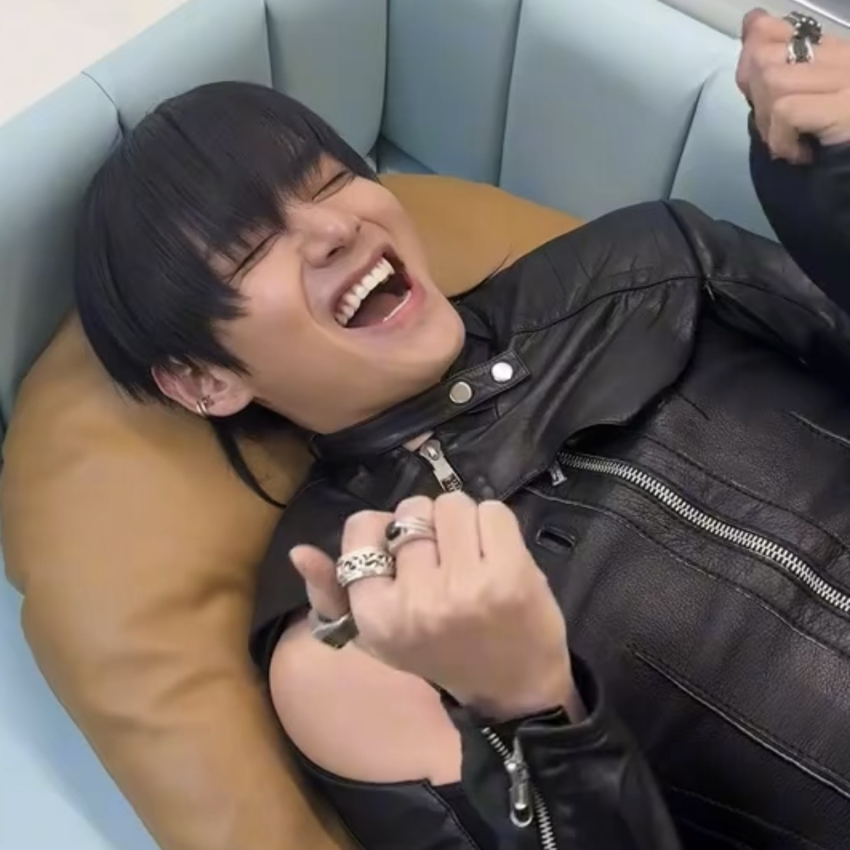 Foto aktivitas terbaru V (BTS)