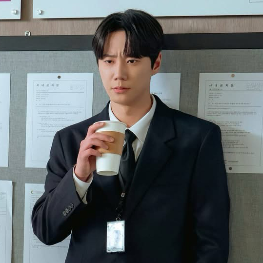 Behind-the-scenes cut of Lee Junyoung