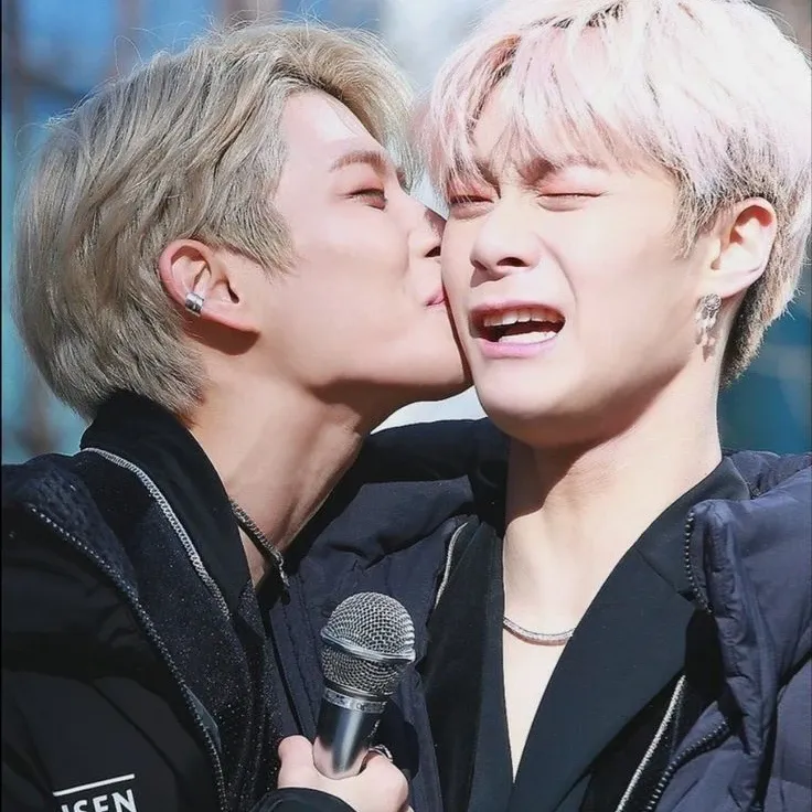 A moment captured by MJ (ASTRO)'s fan