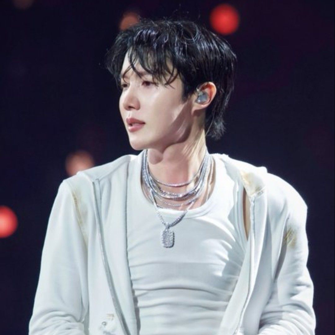 Foto aktivitas terbaru j-hope (BTS)