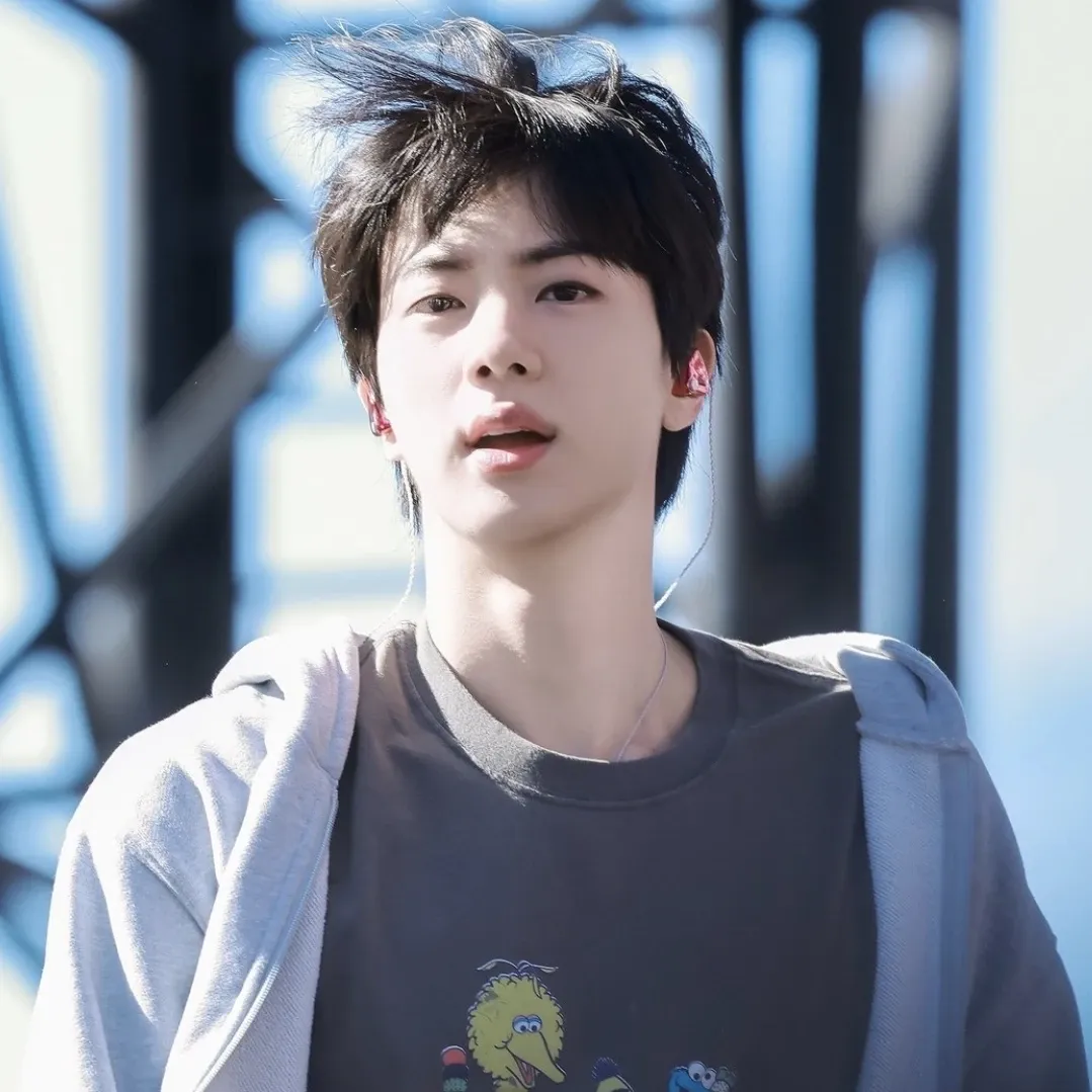 Foto aktivitas terbaru Jin (BTS)