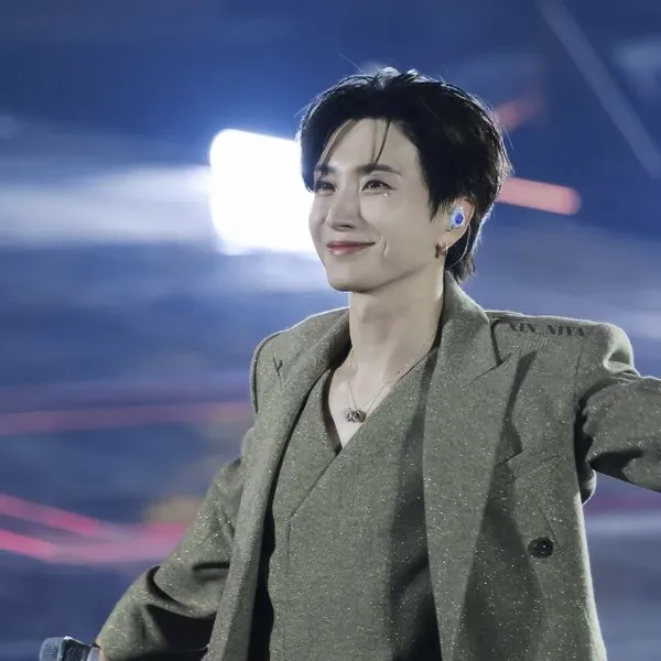 Behind-the-scenes cut of Leeteuk (Super Junior)