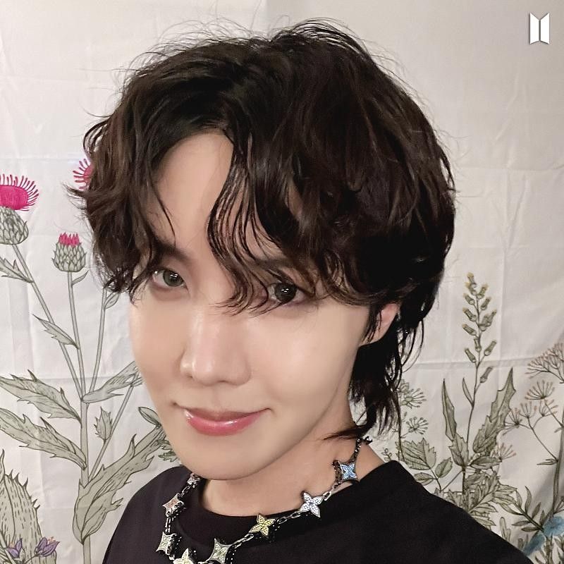 Foto aktivitas terbaru j-hope (BTS)