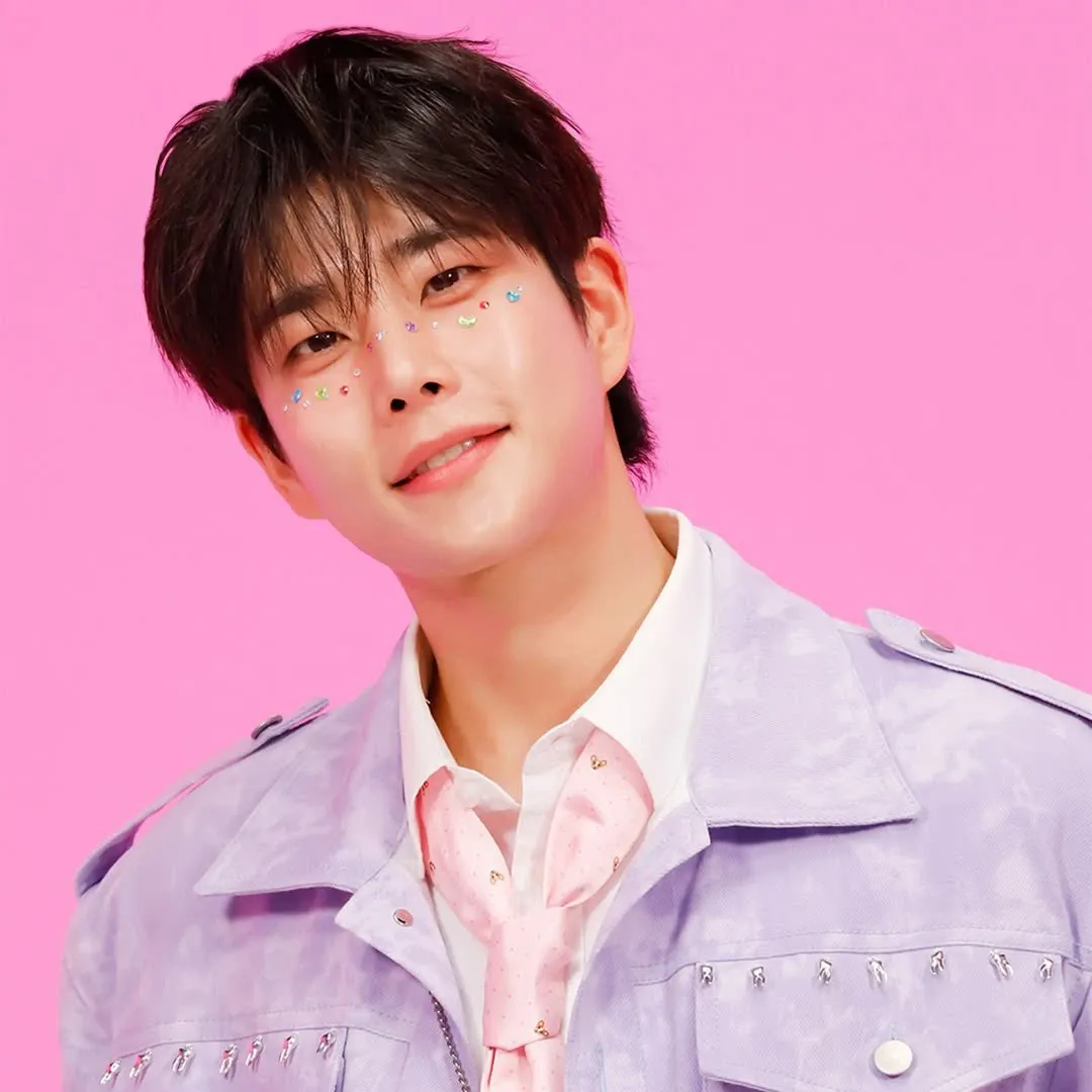 A moment captured by MJ (ASTRO)'s fan