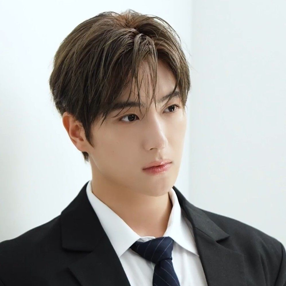 Latest photo of Hyunjae (THE BOYZ)