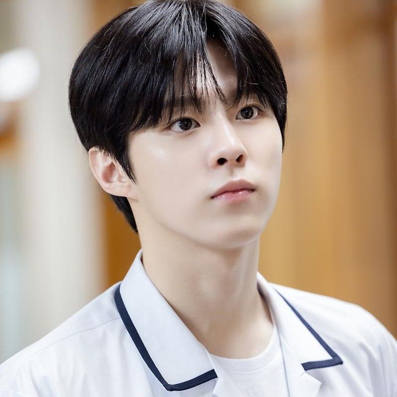 Behind-the-scenes cut of Kim Wooseok