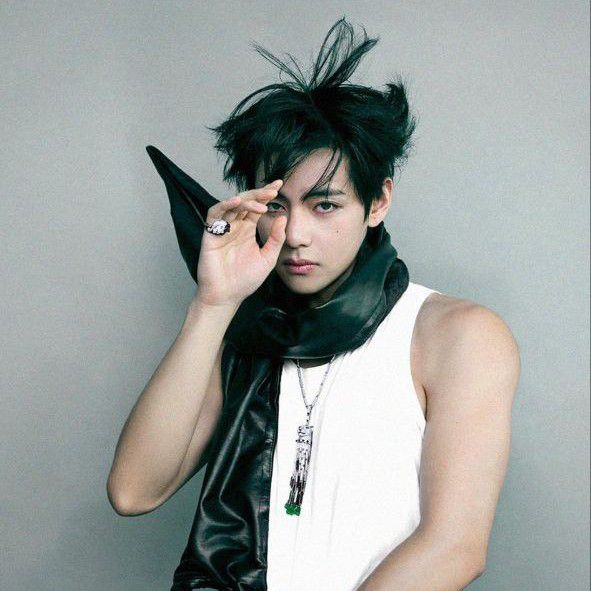 Behind-the-scenes cut of V (BTS)