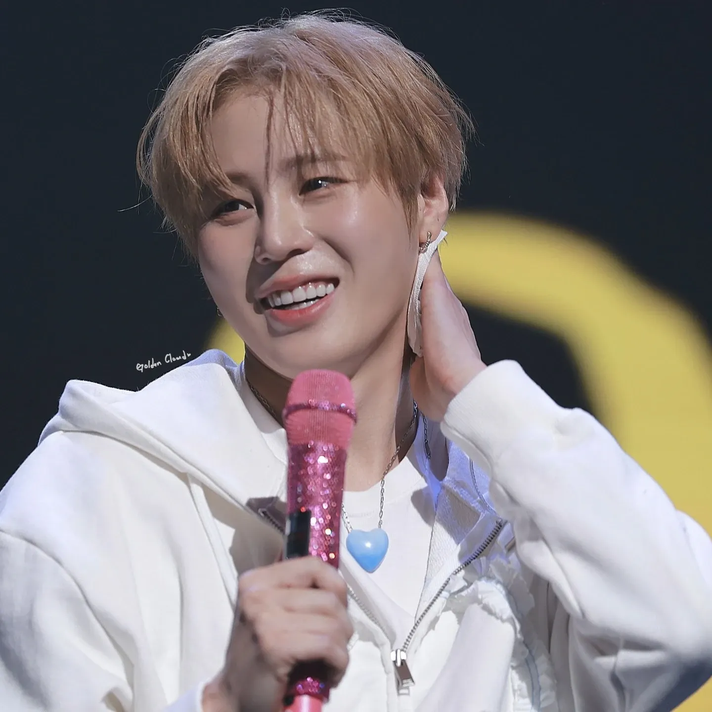 A moment captured by Ha Sungwoon's fan