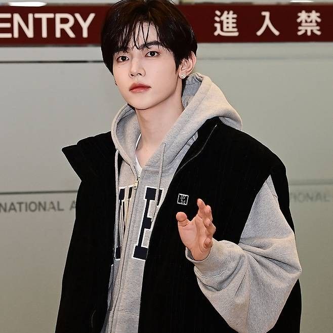 Behind-the-scenes cut of Zhang Hao (ZEROBASEONE)