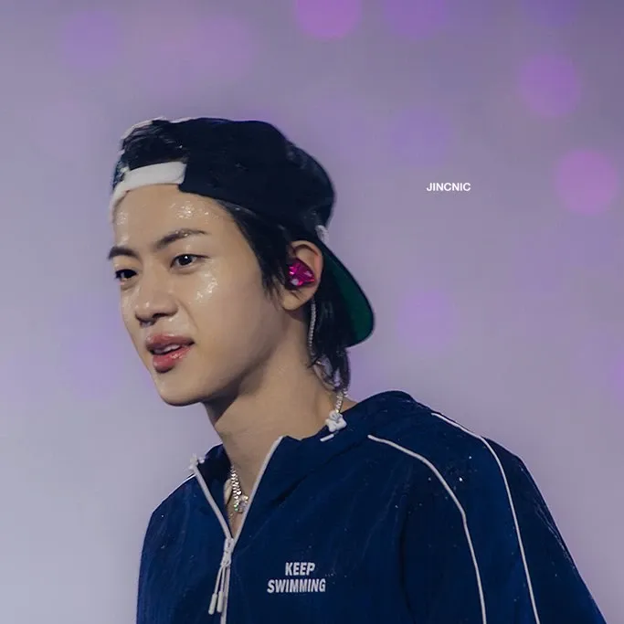 Momen yang diabadikan oleh penggemar Jin (BTS)
