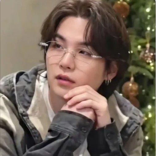 Latest photo of SUGA (BTS)