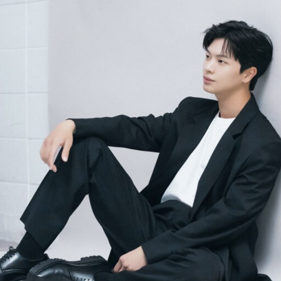 Latest photo of Yook Sungjae (BTOB)